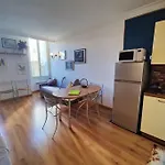 Apartment Close To Beaches And Shops, Up 6 Pers