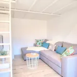 #2 Staywiz Us - Central Studio Top Floor Ac & Balcony