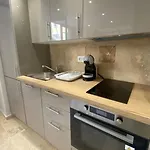Appartement cosy: 2 min train, 10 min plage, clim