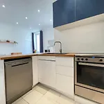 Renting - Grimaldi - Place Heart Of Golden Square - Ac - Fully Equipped