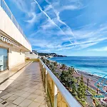 Royal Lux Spacious Seaside Pool