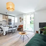 2 Bdrs & Parking In The Old Town !