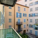 2 Bdrs & Parking In The Old Town !