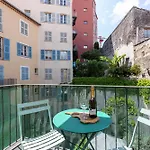 2 Bdrs & Parking In The Old Town !