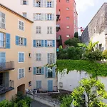 2 Bdrs & Parking In The Old Town !