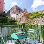 2 Bdrs & Parking In The Old Town !