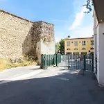 2 Bdrs & Parking In The Old Town ! *