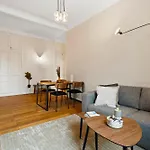 Renting - Dabray - Chic & Spacious In The Heart Of - Prime Location Near Attractions * Nice