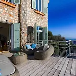Villa de charme moderne avec piscine et vue mer