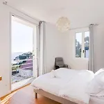Villa de charme moderne avec piscine et vue mer