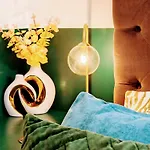 Superb Studio Suite, Central