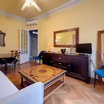 Nestor&Jeeves - Provencal - Central - Near Beach