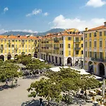 Elegant mansardé-place du pin
