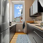 Renting - Dabray - Chic & Spacious In The Heart Of - Prime Location Near Attractions *