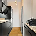 Renting - Dabray - Chic & Spacious In The Heart Of - Prime Location Near Attractions Apartment