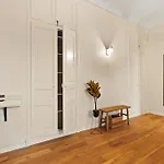 Renting - Dabray - Chic & Spacious In The Heart Of - Prime Location Near Attractions *