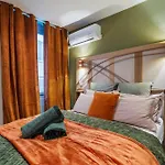 Renting - 9b Massena - Chic Escape In The Heart Of Comfort & Charm ! Apartment