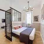 Nestor&Jeeves - Rose - Central - Near Beach