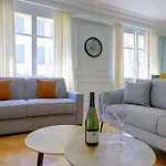 Luxury In Center Of Apartment *