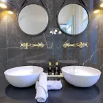 Luxury In Center Of Apartment *