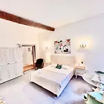 Riviera: Charming 4-room Beachside In Old Town Apartment 3*