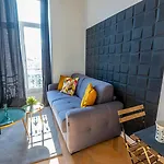 304 B Charming Refurbished Super Apartment