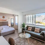 Joffre 2-4 - Bright Central 1 Bedroom Near Massena