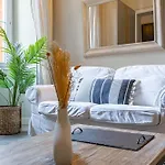 New!Chic Oasis Apt, Heart Of Nice, Family Friendly, Walking To The Beach!
