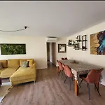 Une Invitation A La Detente