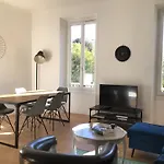 White Light, 1 Minute A Pied Du Port!