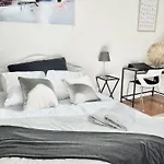 Superbe Appartement De 105 M2, Hyper Centre Avec Terrasse, Parking, A 5 Min De La Mer