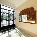 Apartment Beautiful Renovated ,next To The ! Air-c, Free Parking! Nice