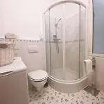 Beautiful Renovated ,next To The ! Air-c, Free Parking! * Nice