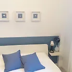 Beautiful Renovated ,next To The ! Air-c, Free Parking! Apartment