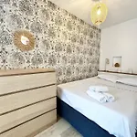 Apartment Riviera: Quiet With Ac And Terrace In Carré D'or