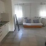 Apartment Renovated Airport Apartments: Transit Hub With Parking *