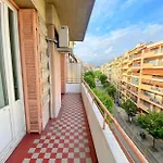 Promenade: Spacious Air-conditioned Near Apartment *