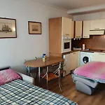 Apartment Close To Beaches And Shops, Up 6 Pers