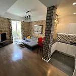 Belle Perle Rare Port De Nice