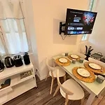 Carre D'or: Very Calm Cozy 2br, With Wi-fi Apartment