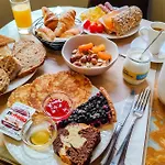 Hotel De France, Un Ammi