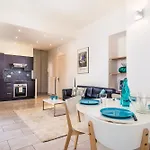 Modern 2-bedroom Center