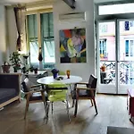 - Stylish Downtown Apartment