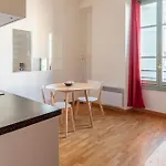 Very central studio a stone\'s throw from the Nice étoile shopping center