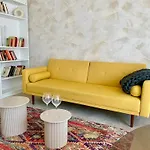 Bel Appartement Neuf, Central, Jardinet Et Balcon