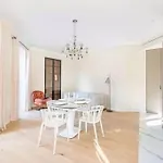 Apartment Luxuriously Furnished Bright Newly Renovated Oasis *