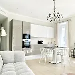 Luxuriously Furnished Bright Newly Renovated Oasis *