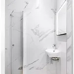 Apartment Luxuriously Furnished Bright Newly Renovated Oasis Nice
