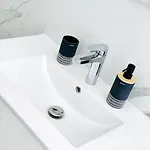 Luxuriously Furnished Bright Newly Renovated Oasis * Nice