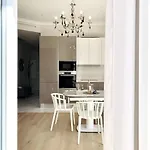 Luxuriously Furnished Bright Newly Renovated Oasis Apartment